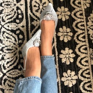 J. Renee elegant silver pointy toed heel